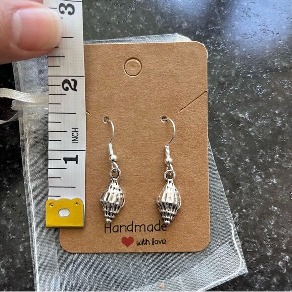 2/$10 ⭐️ 3/$12 | Handmade Seashell Earrings - Picture 2 of 4